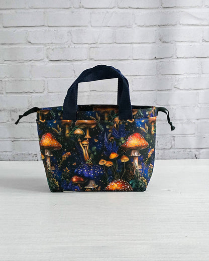 Kleine Projekttasche Alva mit Kordelzug und Henkel, Pilze auf dunklem Stoff - handgenäht in Bayern von Nadelmikado