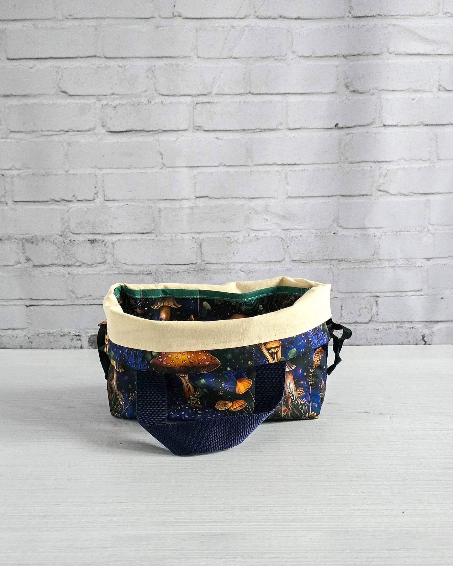 Kleine Projekttasche Alva mit Kordelzug und Henkel, Pilze auf dunklem Stoff - handgenäht in Bayern von Nadelmikado