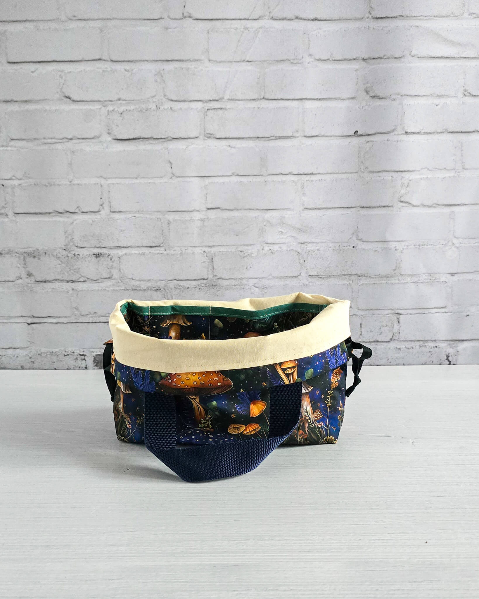 Kleine Projekttasche Alva mit Kordelzug und Henkel, Pilze auf dunklem Stoff - handgenäht in Bayern von Nadelmikado