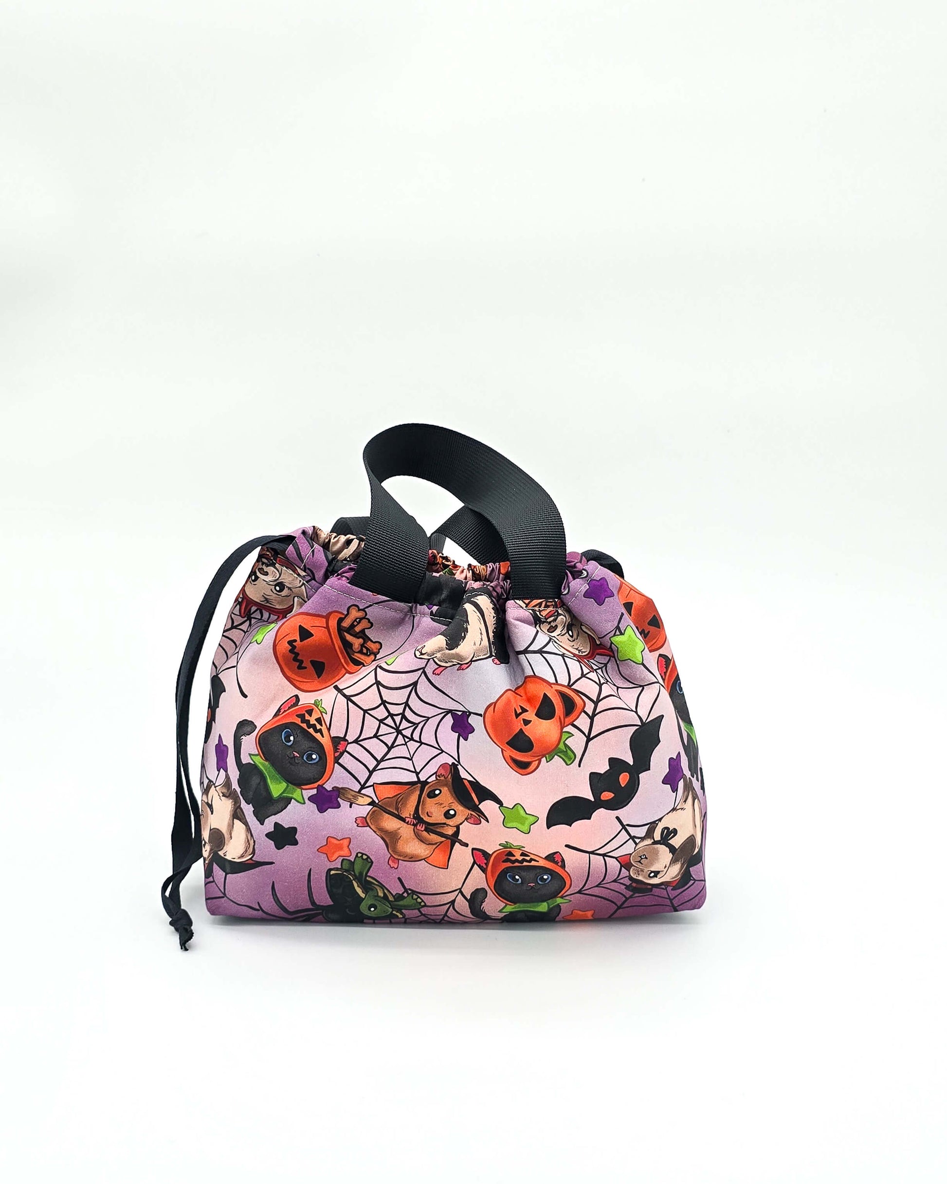 Alva Bag Spooky Paws – Projekttasche mit Halloween-Kätzchen und Kürbissen, handgenäht in Bayern von Nadelmikado