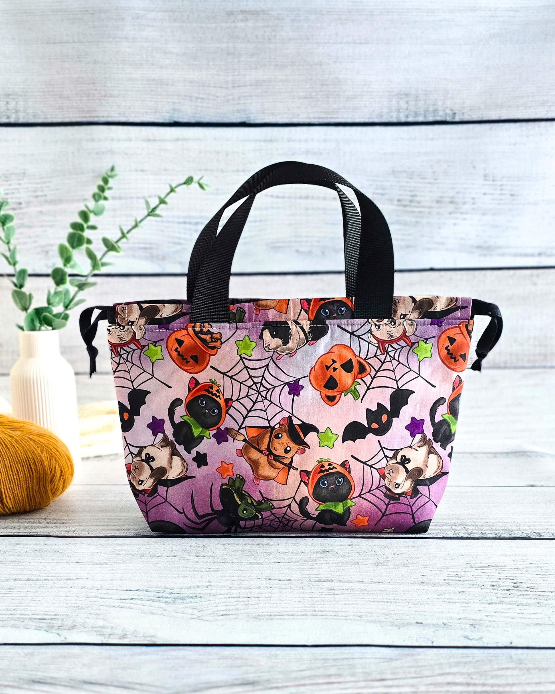 Alva Bag Spooky Paws – Projekttasche mit Halloween-Kätzchen und Kürbissen, handgenäht in Bayern von Nadelmikado