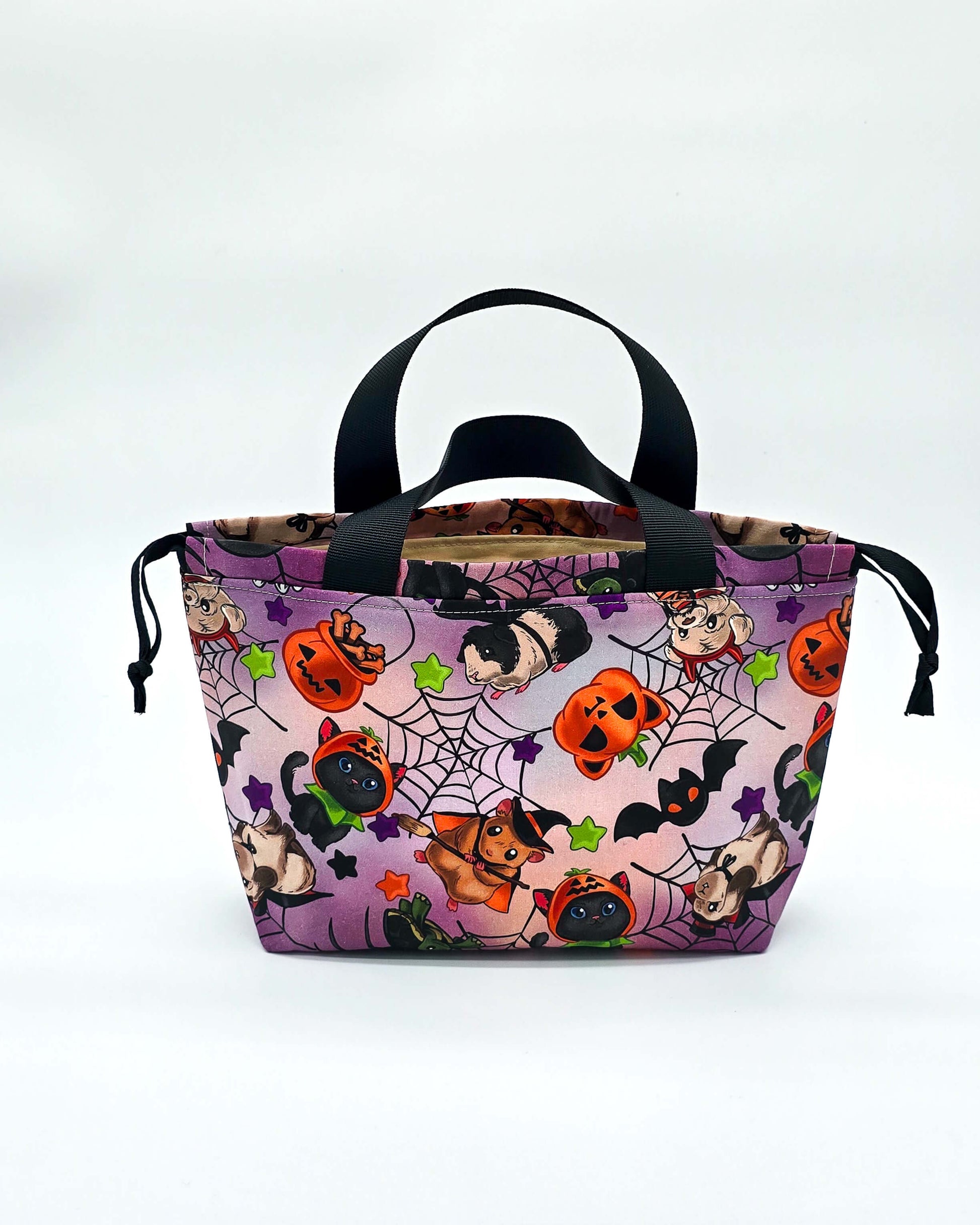 Alva Bag Spooky Paws – Projekttasche mit Halloween-Kätzchen und Kürbissen, handgenäht in Bayern von Nadelmikado