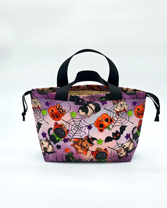 Alva Bag Spooky Paws – Projekttasche mit Halloween-Kätzchen und Kürbissen, handgenäht in Bayern von Nadelmikado