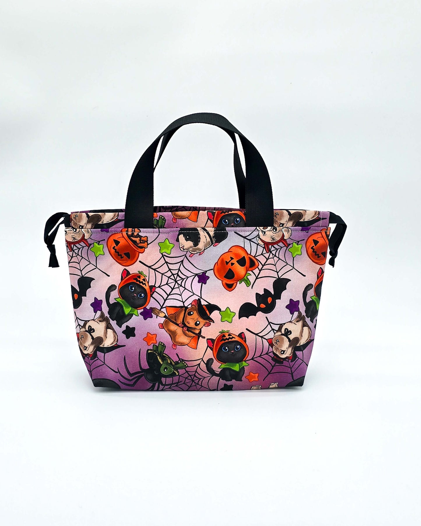 Alva Bag Spooky Paws – Projekttasche mit Halloween-Kätzchen und Kürbissen, handgenäht in Bayern von Nadelmikado