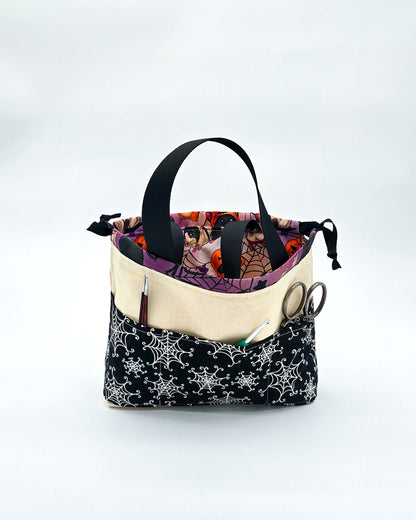 Alva Bag Spooky Paws – Projekttasche mit Halloween-Kätzchen und Kürbissen, handgenäht in Bayern von Nadelmikado