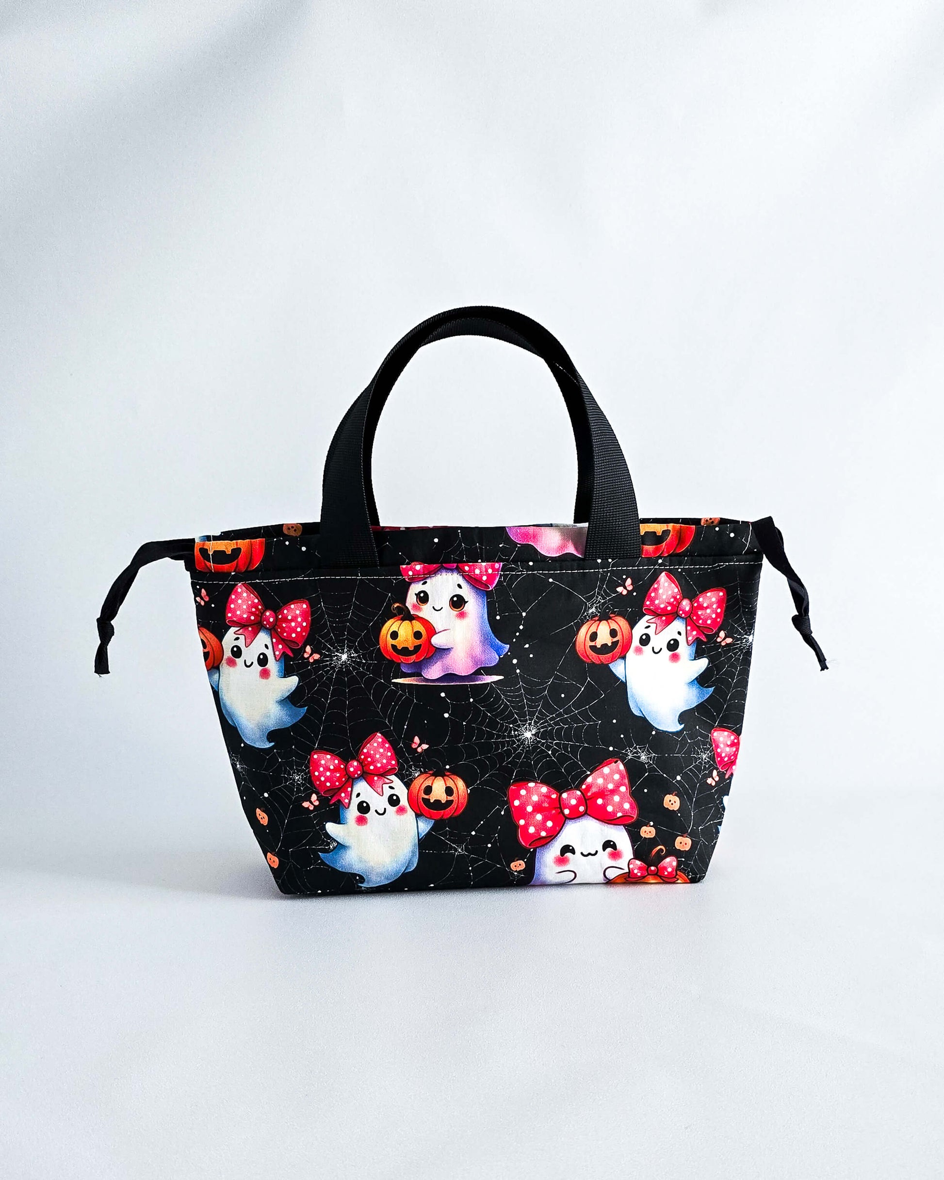 Alva Bag Sweet Ghosts, handgenähte Projekttasche mit Geistern und roten Schleifen-Nadelmikado, Deutschland