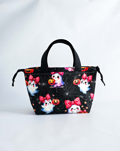 Alva Bag Sweet Ghosts, handgenähte Projekttasche mit Geistern und roten Schleifen-Nadelmikado, Deutschland