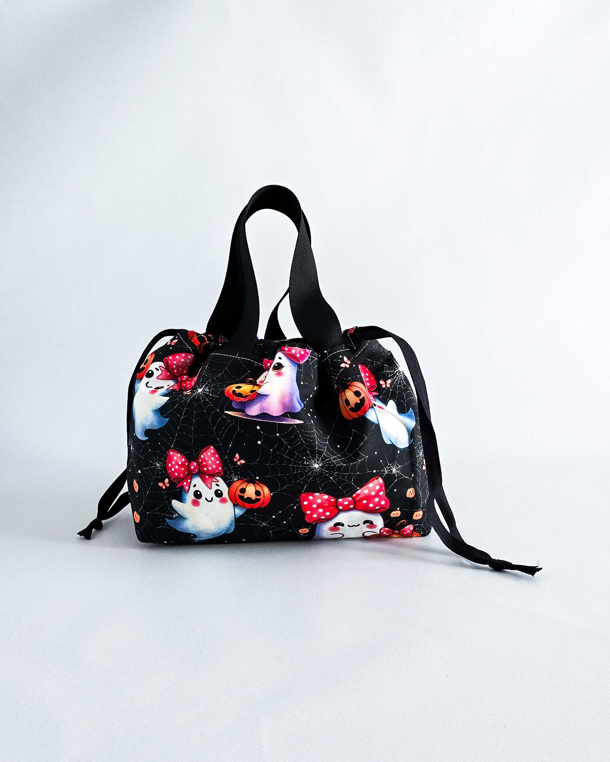 Alva Bag Sweet Ghosts, handgenähte Projekttasche mit Geistern und roten Schleifen-Nadelmikado, Deutschland
