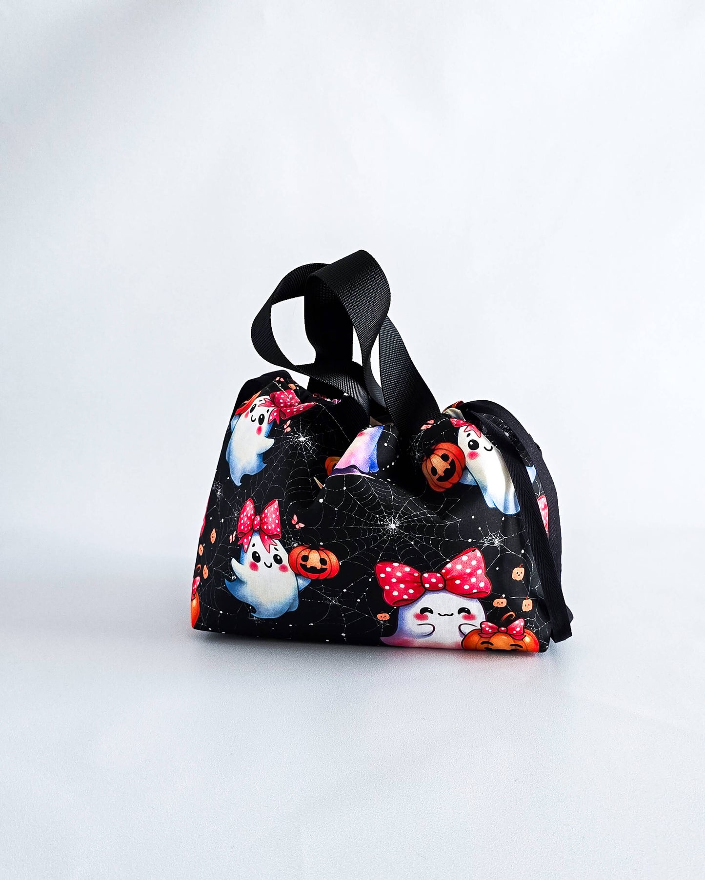 Alva Bag Sweet Ghosts, handgenähte Projekttasche mit Geistern und roten Schleifen-Nadelmikado, Deutschland