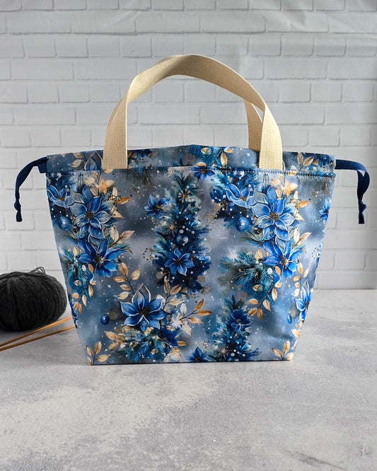 Alva M Projekttasche mit blauen Winterblüten und goldenen Akzenten - handgenäht in Bayern von Nadelmikado