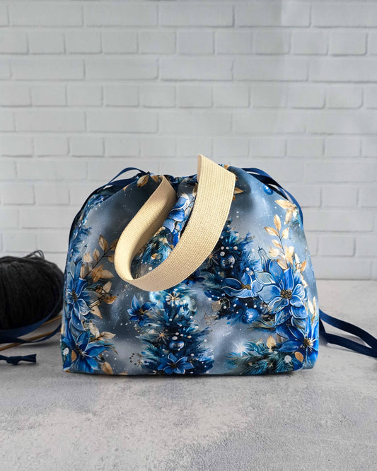 Alva M Projekttasche mit blauen Winterblüten und goldenen Akzenten - handgenäht in Bayern von Nadelmikado