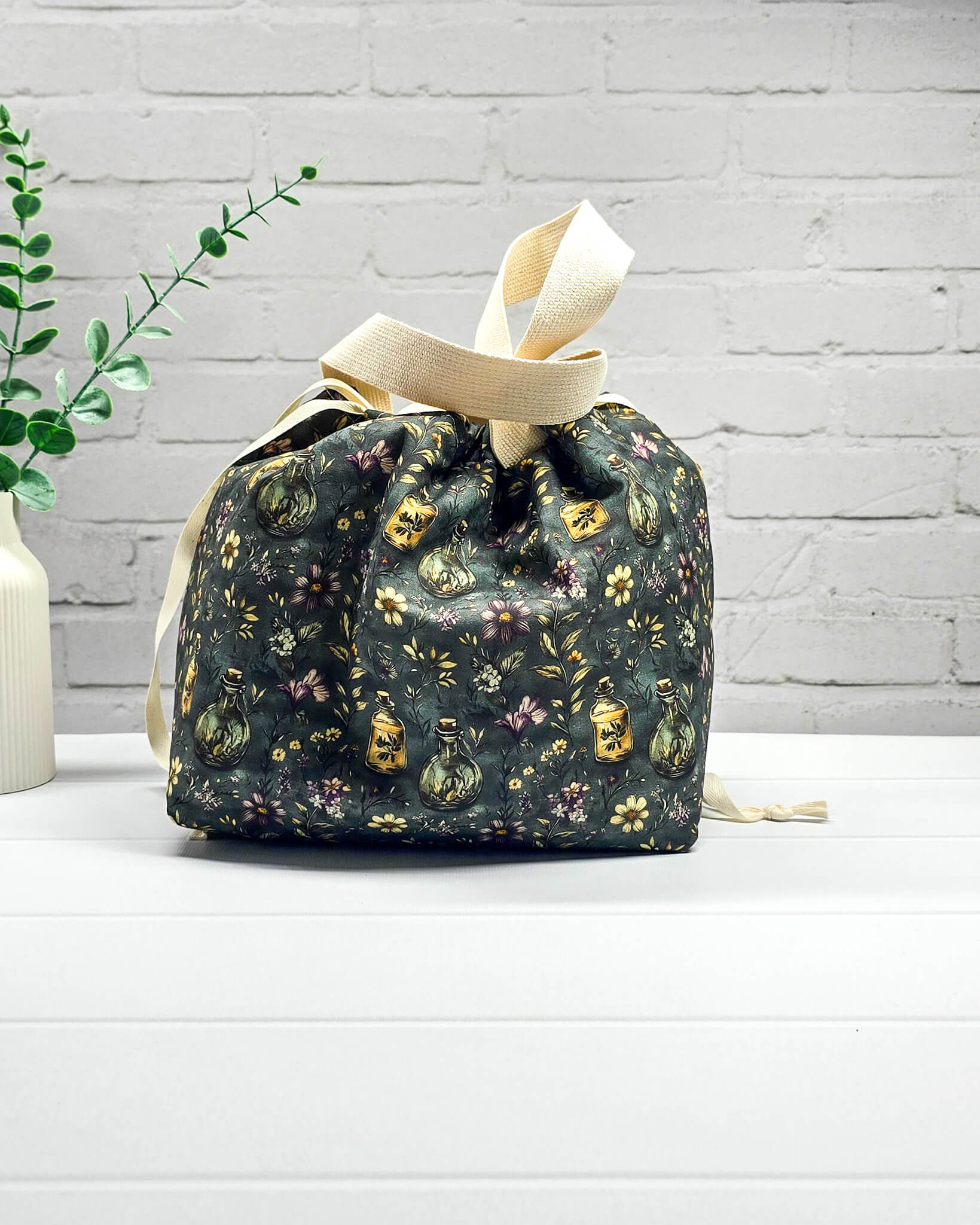 Stricktasche für bis zu 500 g Wolle mit dunklen Blüten, Kräutern und nostalgischen Apothekerfläschchen. Handgenäht in Bayern von NadelMikado.