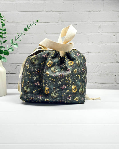Stricktasche für bis zu 500 g Wolle mit dunklen Blüten, Kräutern und nostalgischen Apothekerfläschchen. Handgenäht in Bayern von NadelMikado.