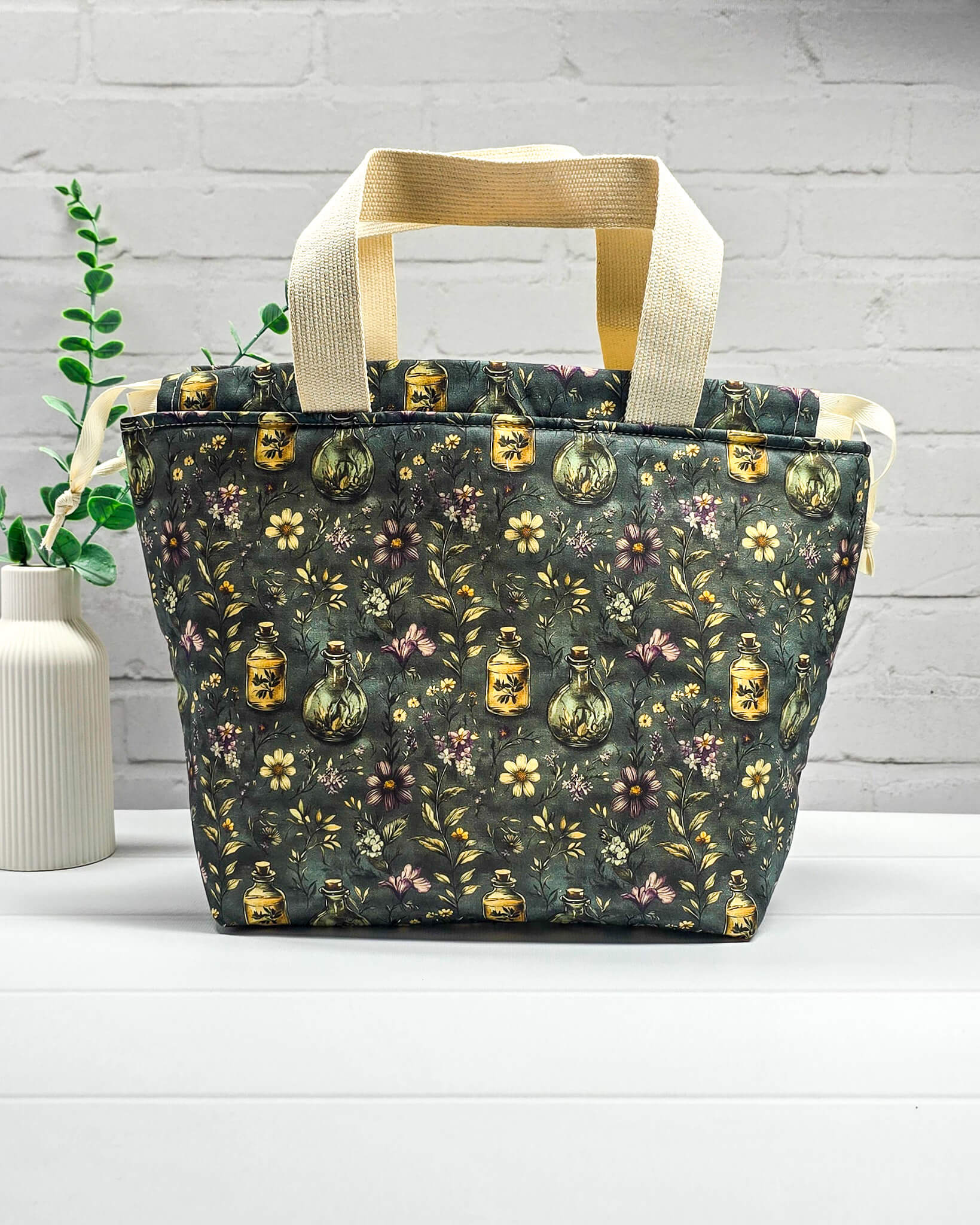 Stricktasche für bis zu 500 g Wolle mit dunklen Blüten, Kräutern und nostalgischen Apothekerfläschchen. Handgenäht in Bayern von NadelMikado.