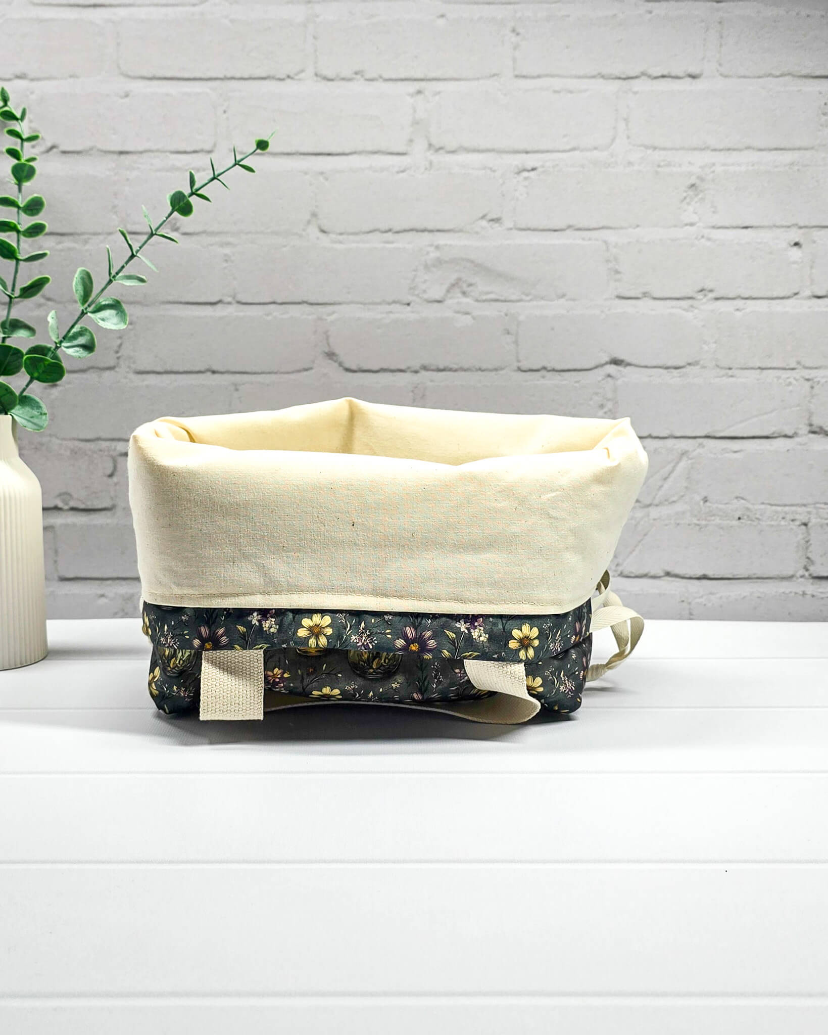 Stricktasche für bis zu 500 g Wolle mit dunklen Blüten, Kräutern und nostalgischen Apothekerfläschchen. Handgenäht in Bayern von NadelMikado.