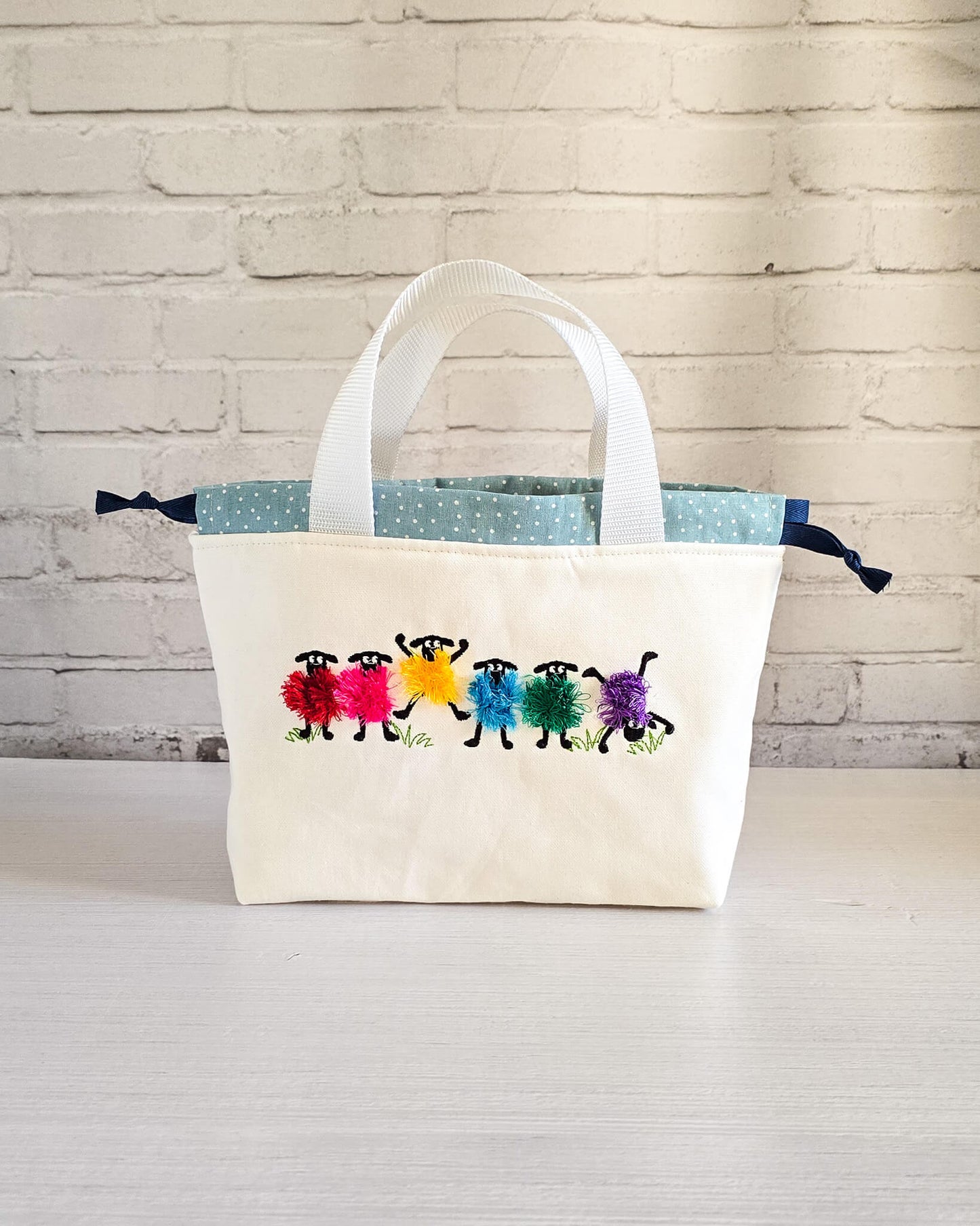 Alva Bag S mit bunter Schaf Stickerei – limitierte Projekttasche von Nadelmikado - handgenäht in Bayern