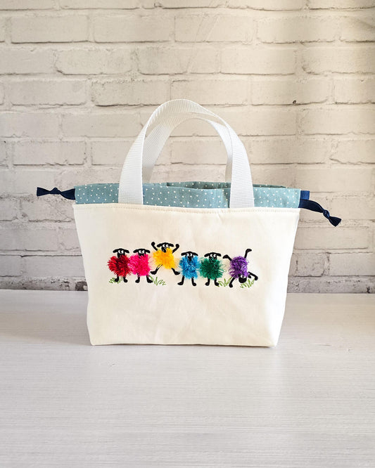 Alva Bag S mit bunter Schaf Stickerei – limitierte Projekttasche von Nadelmikado - handgenäht in Bayern