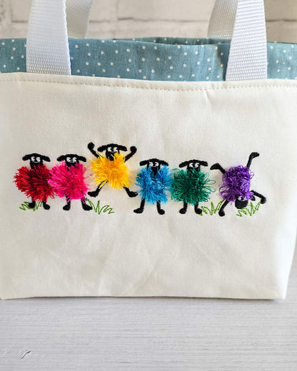 Alva Bag S mit bunter Schaf Stickerei – limitierte Projekttasche von Nadelmikado - handgenäht in Bayern