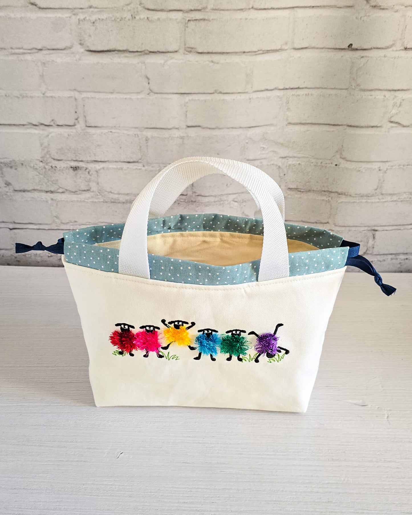 Alva Bag S mit bunter Schaf Stickerei – limitierte Projekttasche von Nadelmikado - handgenäht in Bayern