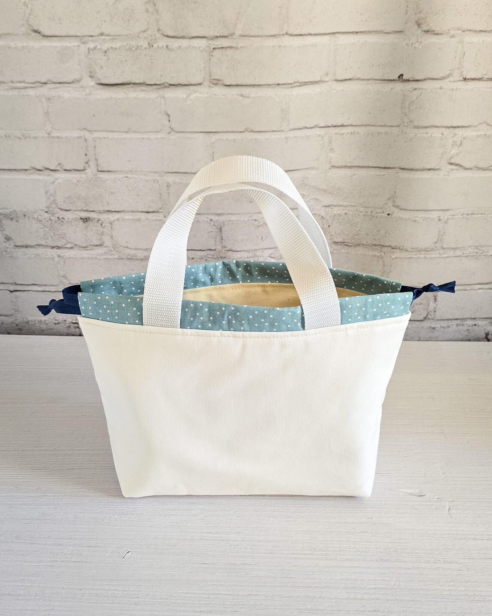 Alva Bag S mit bunter Schaf Stickerei – limitierte Projekttasche von Nadelmikado - handgenäht in Bayern