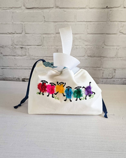 Alva Bag S mit bunter Schaf Stickerei – limitierte Projekttasche von Nadelmikado - handgenäht in Bayern