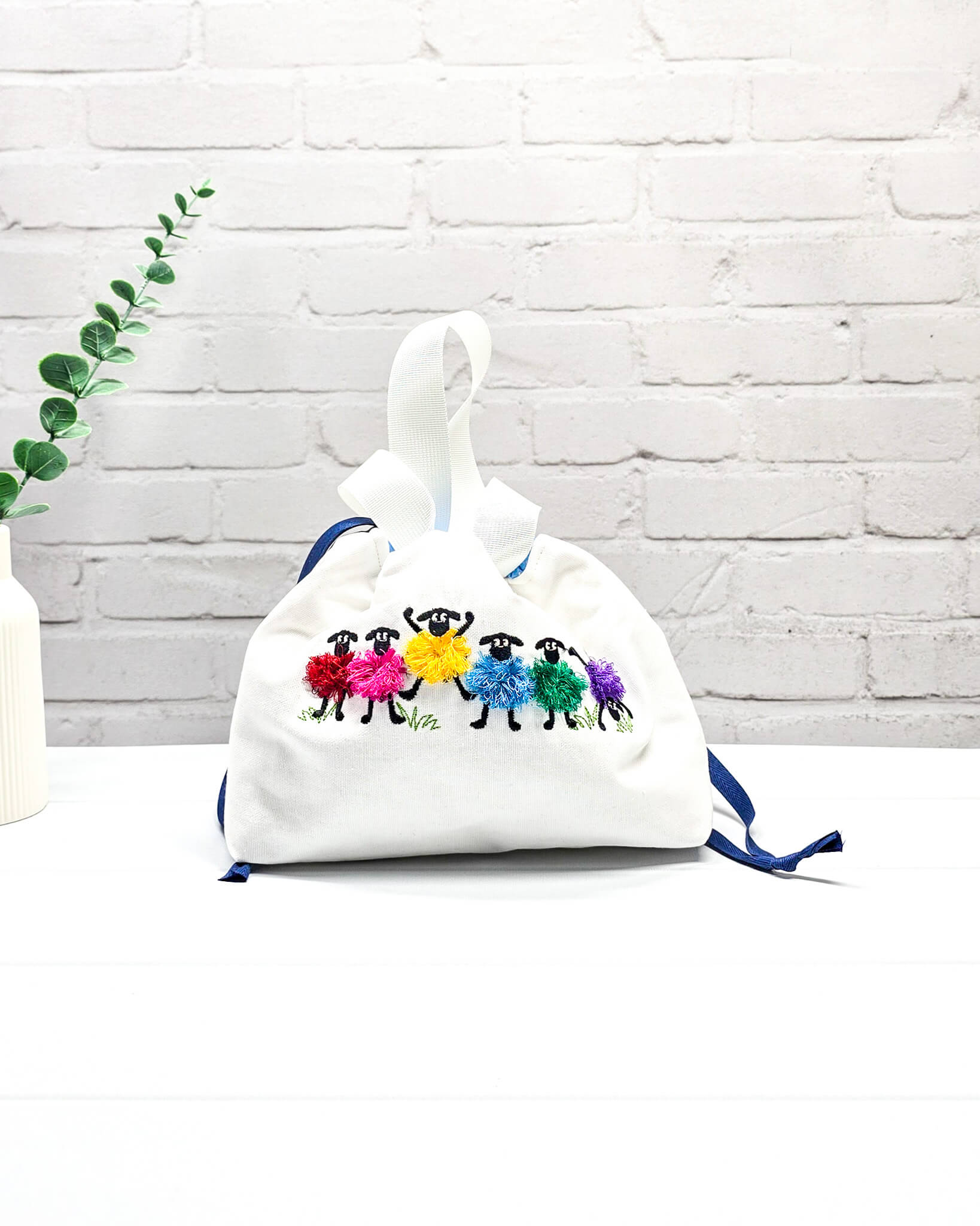 Alva Bag S mit bunter Schaf Stickerei – limitierte Projekttasche von Nadelmikado - handgenäht in Bayern