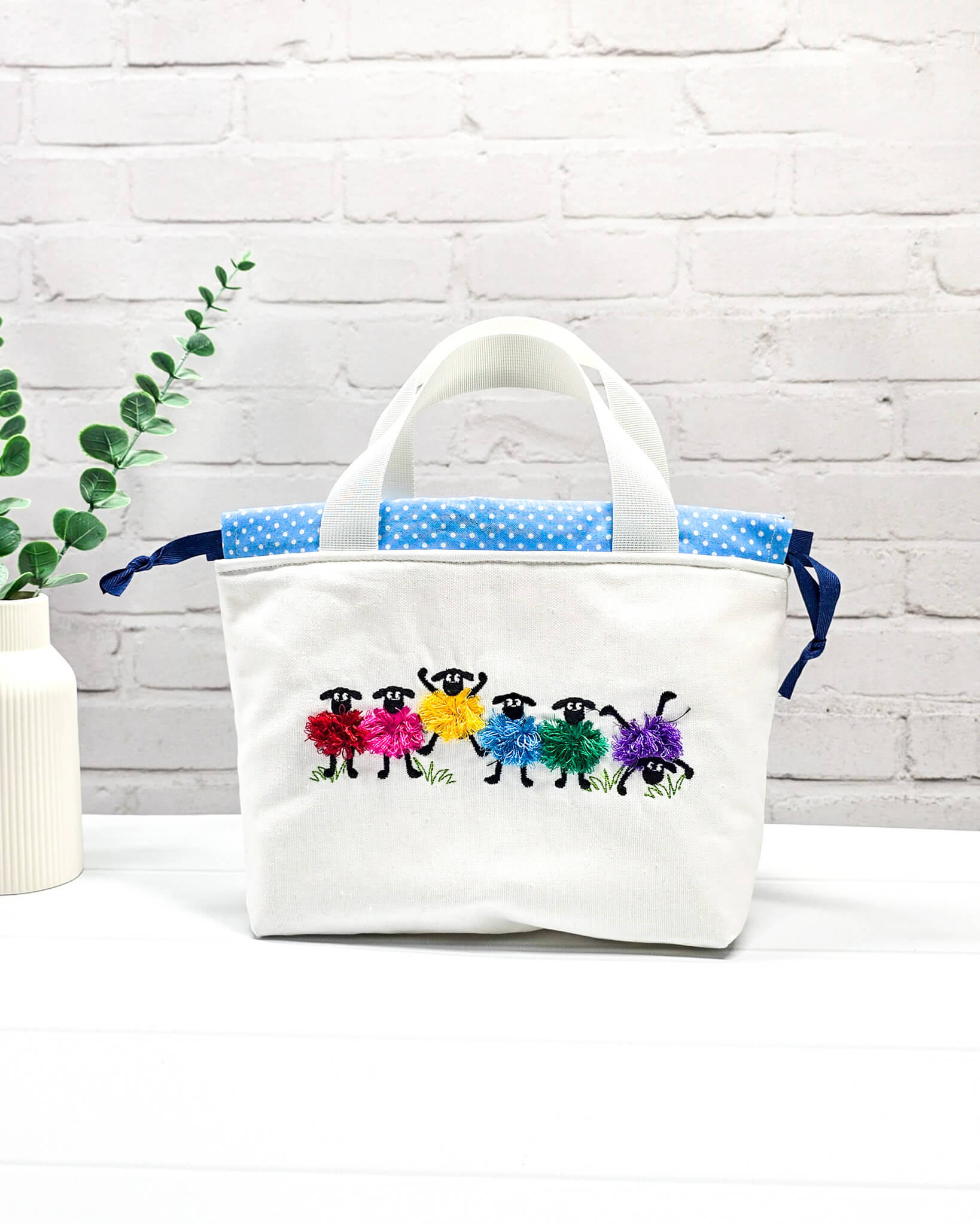 Alva Bag S mit bunter Schaf Stickerei – limitierte Projekttasche von Nadelmikado - handgenäht in Bayern