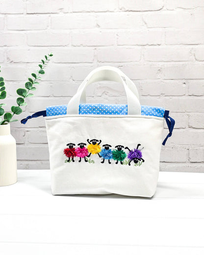 Alva Bag S mit bunter Schaf Stickerei – limitierte Projekttasche von Nadelmikado - handgenäht in Bayern