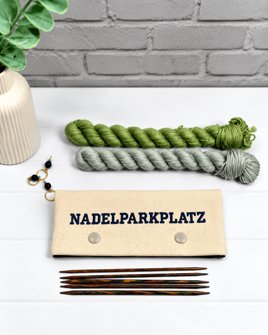 Bestickte Nadelgarage für 15 cm Nadelspiele aus hellem Stoff mit dunkelblauer Nadelparkplatz-Stickerei, handgenäht in Bayern von NadelMikado.