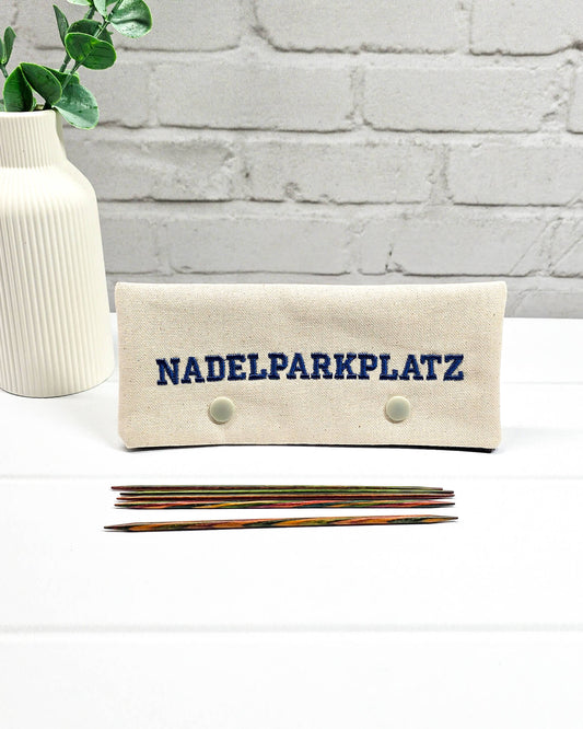 Bestickte Nadelgarage für 15 cm Nadelspiele aus hellem Stoff mit dunkelblauer Nadelparkplatz-Stickerei, handgenäht in Bayern von NadelMikado.