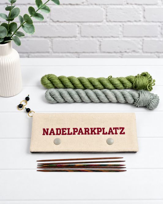 Bestickte Nadelgarage für 15 cm Nadelspiele mit roter Nadelparkplatz-Stickerei – handgenäht in Bayern von NadelMikado.