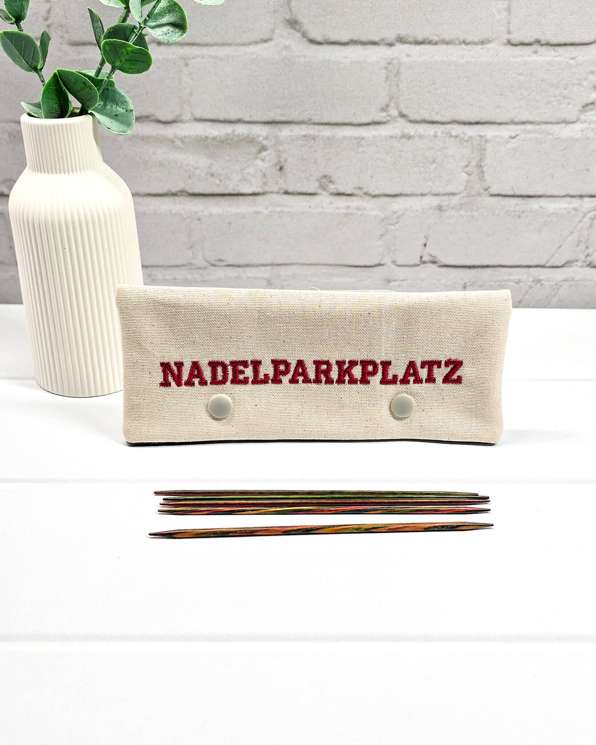 Bestickte Nadelgarage für 15 cm Nadelspiele mit roter Nadelparkplatz-Stickerei – handgenäht in Bayern von NadelMikado.