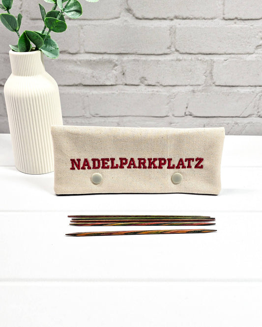 Bestickte Nadelgarage für 15 cm Nadelspiele mit roter Nadelparkplatz-Stickerei – handgenäht in Bayern von NadelMikado.