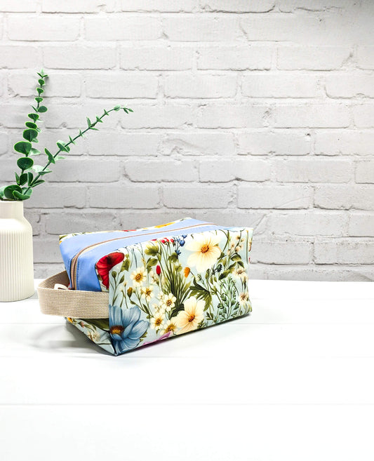 Fenja Projekttasche M Boxy Bag Blumen hell handgenäht Bayern von Nadelmikado