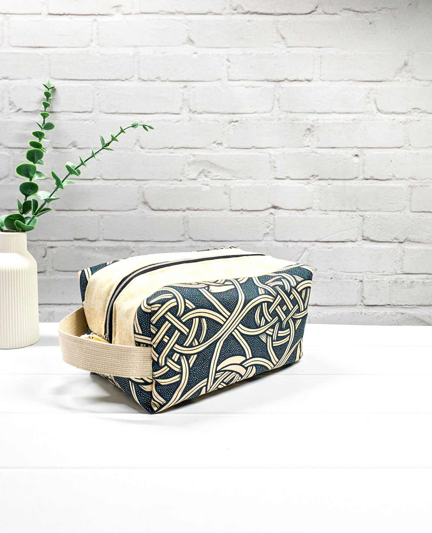 Fenja Projekttasche M Boxy Bag petrol creme grafisch handgenäht Bayern von Nadelmikado