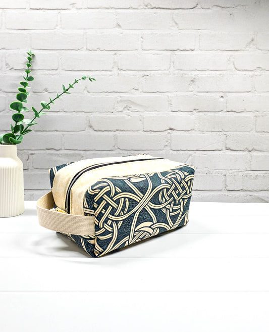 Fenja Projekttasche M Boxy Bag petrol creme grafisch handgenäht Bayern von Nadelmikado