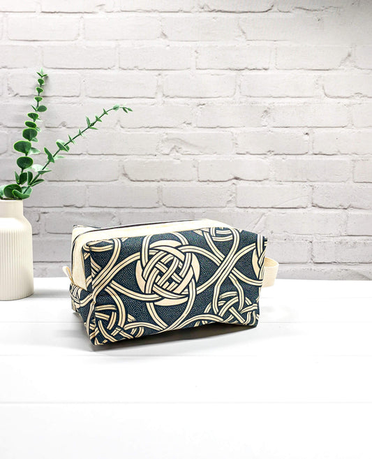 Fenja Projekttasche M Boxy Bag petrol creme grafisch handgenäht Bayern von Nadelmikado