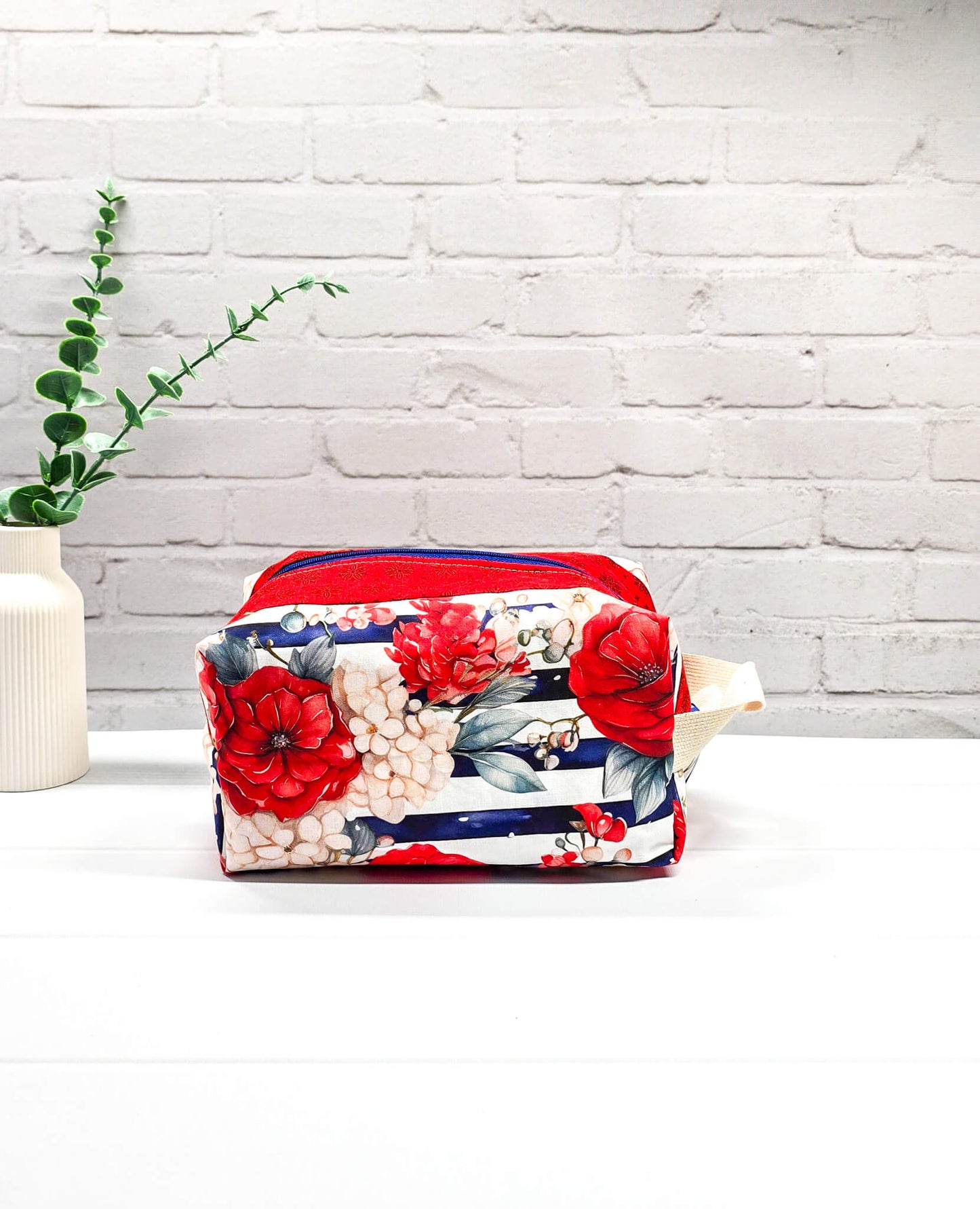 Fenja Projekttasche M Boxy Bag Blumen rot handgenäht Bayern von Nadelmikado