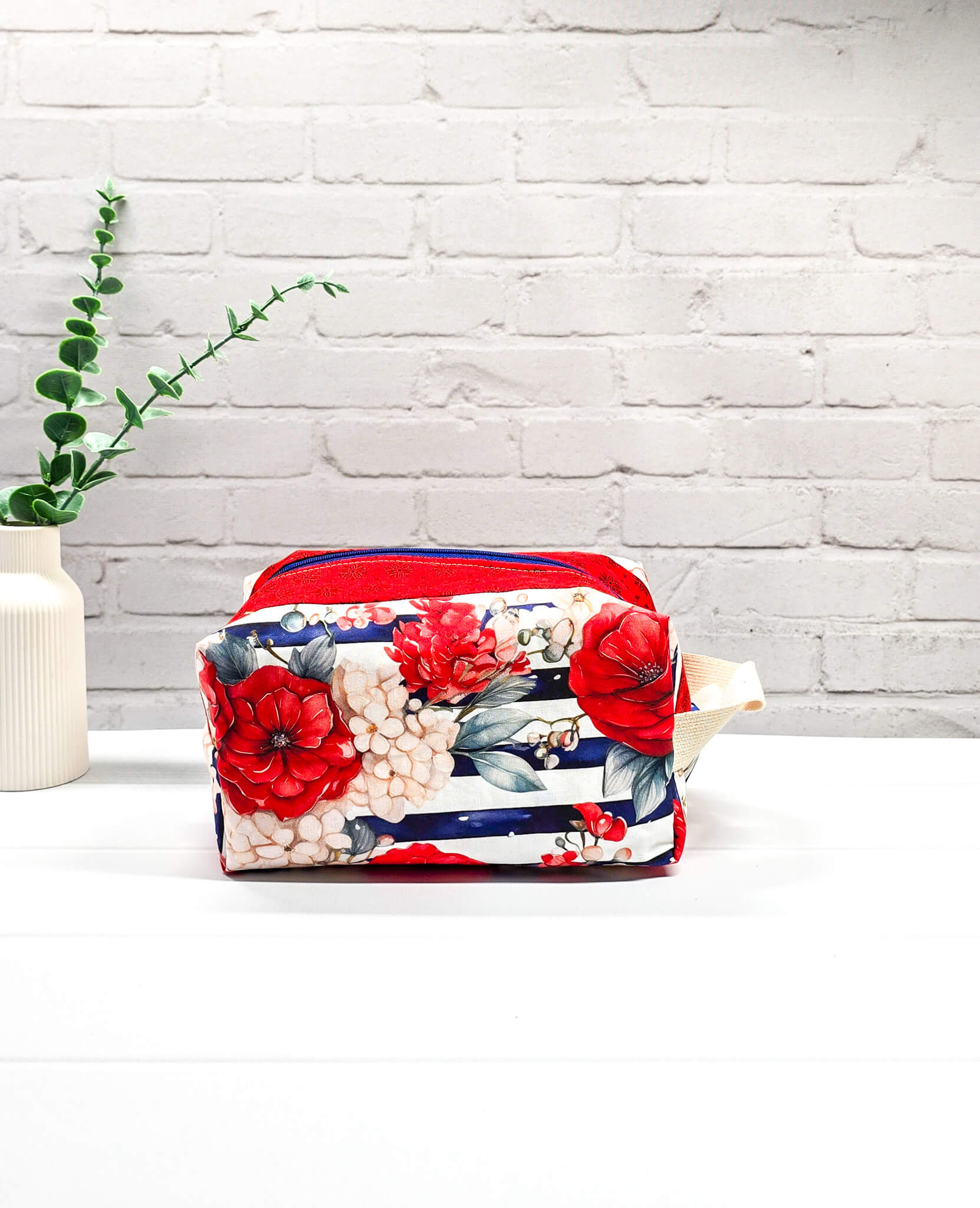 Fenja Projekttasche M Boxy Bag Blumen rot handgenäht Bayern von Nadelmikado