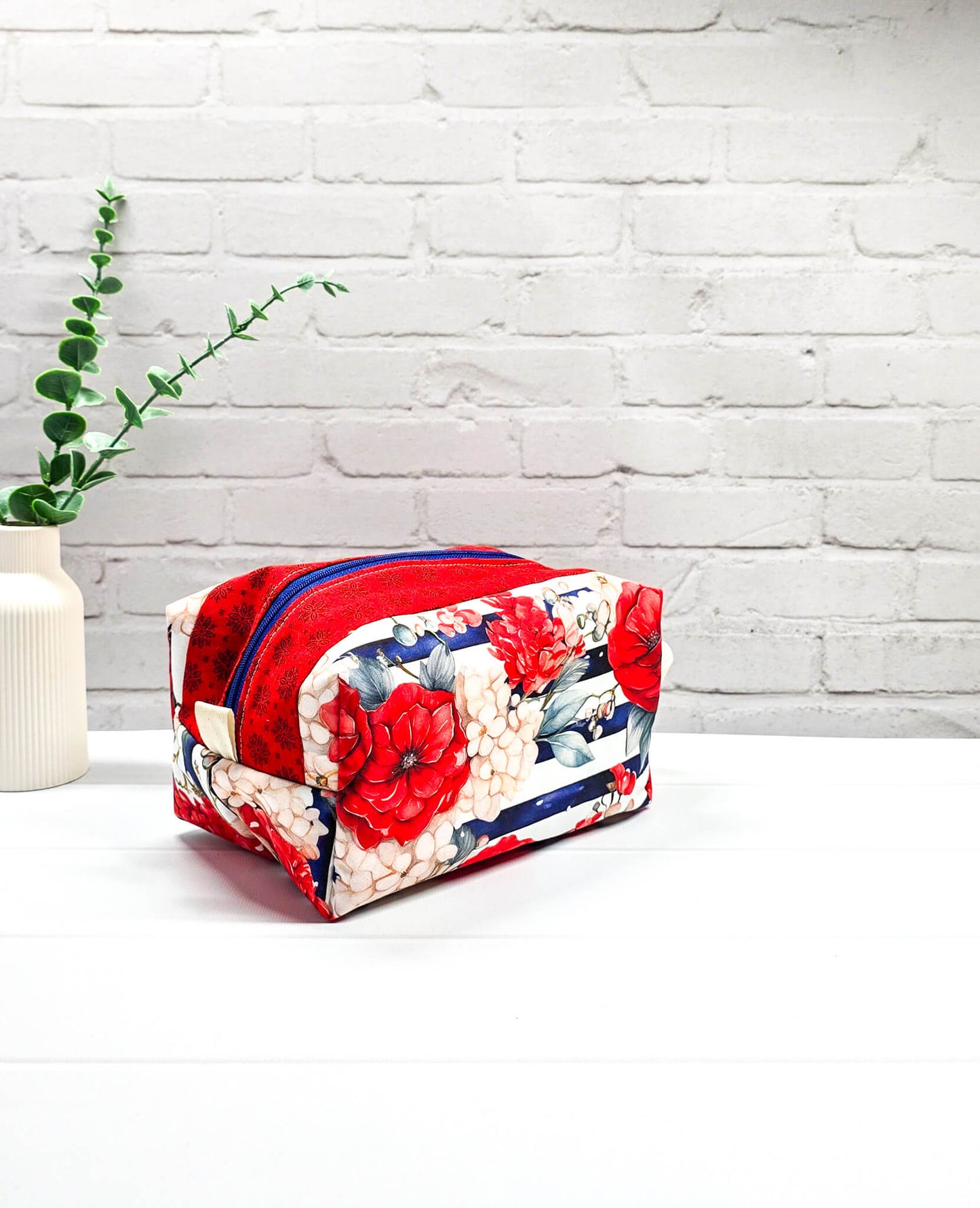 Fenja Projekttasche M Boxy Bag Blumen rot handgenäht Bayern von Nadelmikado