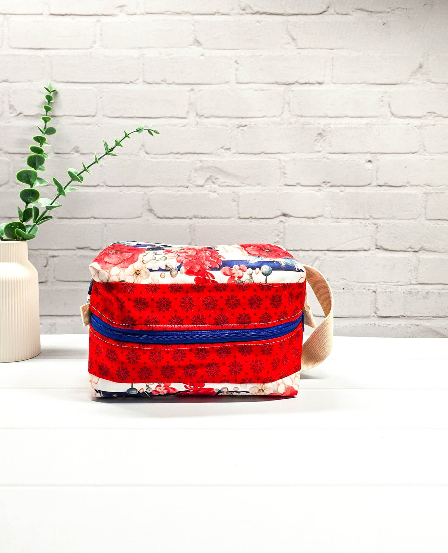 Fenja Projekttasche M Boxy Bag Blumen rot handgenäht Bayern von Nadelmikado