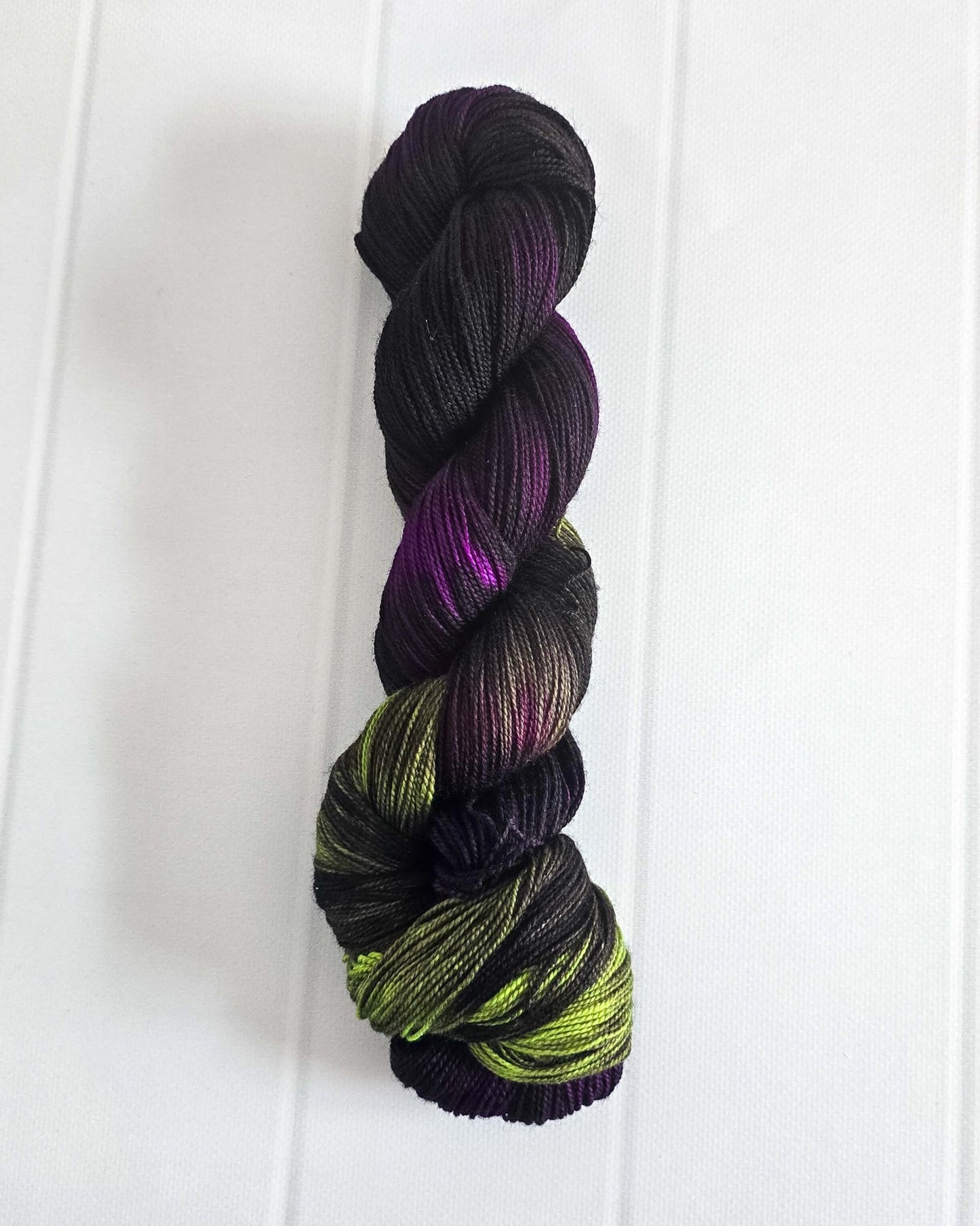 Frankie`s Demise - handgefärbte Sockenwolle - Nadelmikado