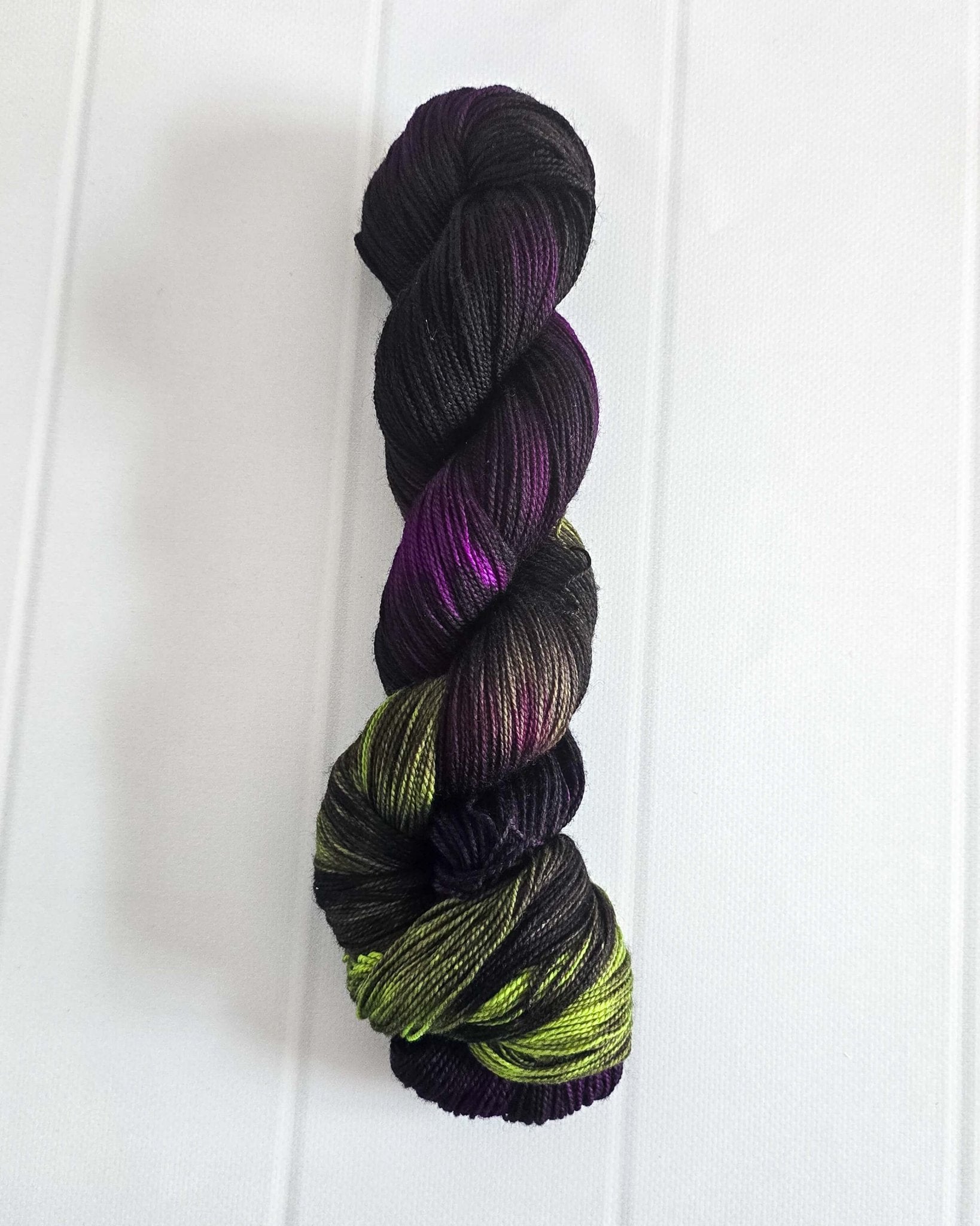 Frankie`s Demise - handgefärbte Sockenwolle - Nadelmikado