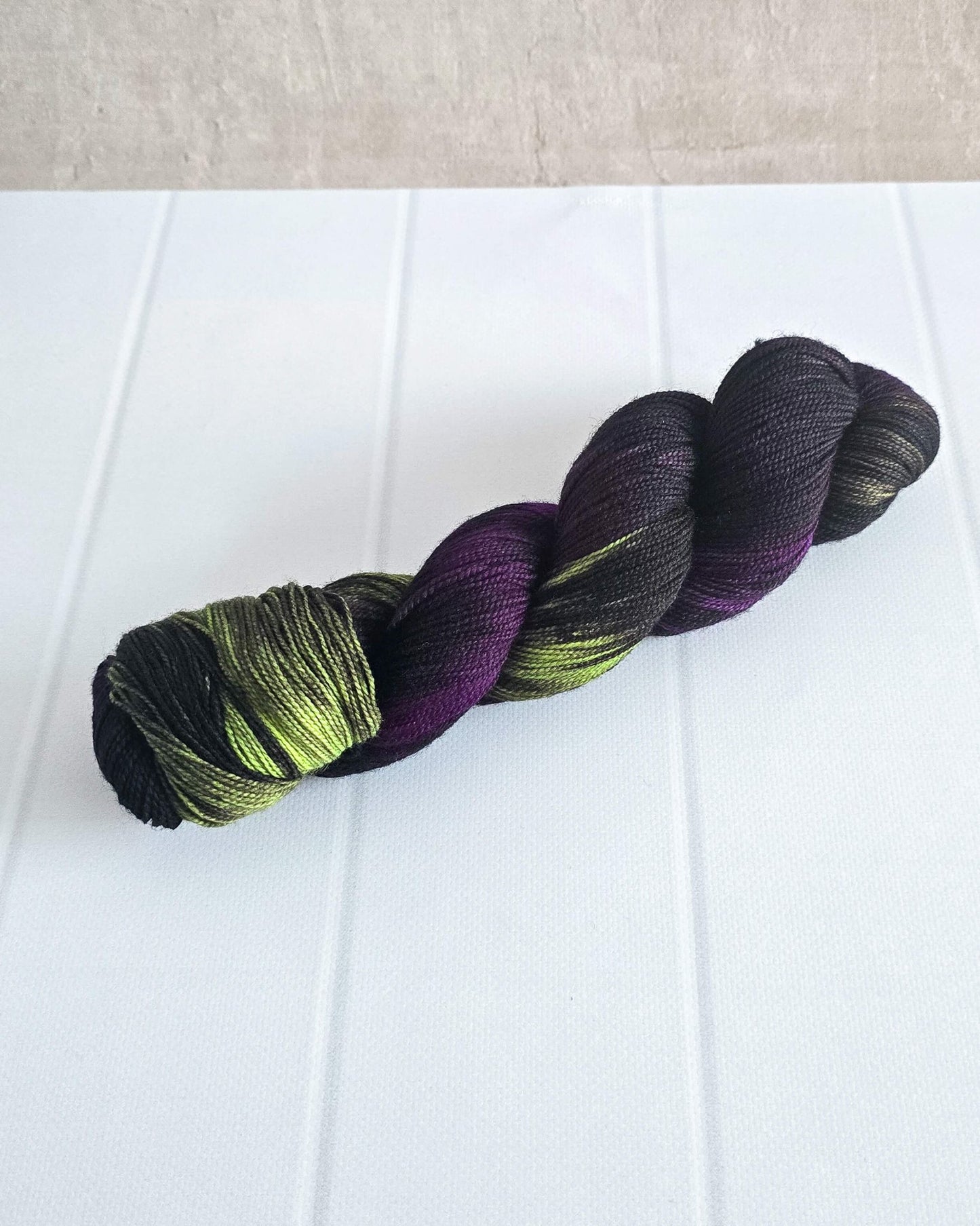 Frankie`s Demise - handgefärbte Sockenwolle - Nadelmikado