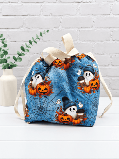 Große Stricktasche mit Geistern, Kürbissen, Kaffeebechern und Spinnennetzen auf blauem Stoff. Handgenäht in Bayern von NadelMikado.
