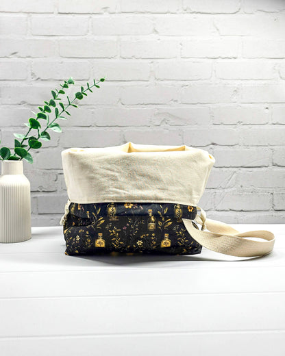 Große Projekttasche Tuva L Secret Garden mit seitlichem hellem Henkel und Kordelzug für umfangreiche Strickprojekte. Handgenäht in Bayern von NadelMikado.
