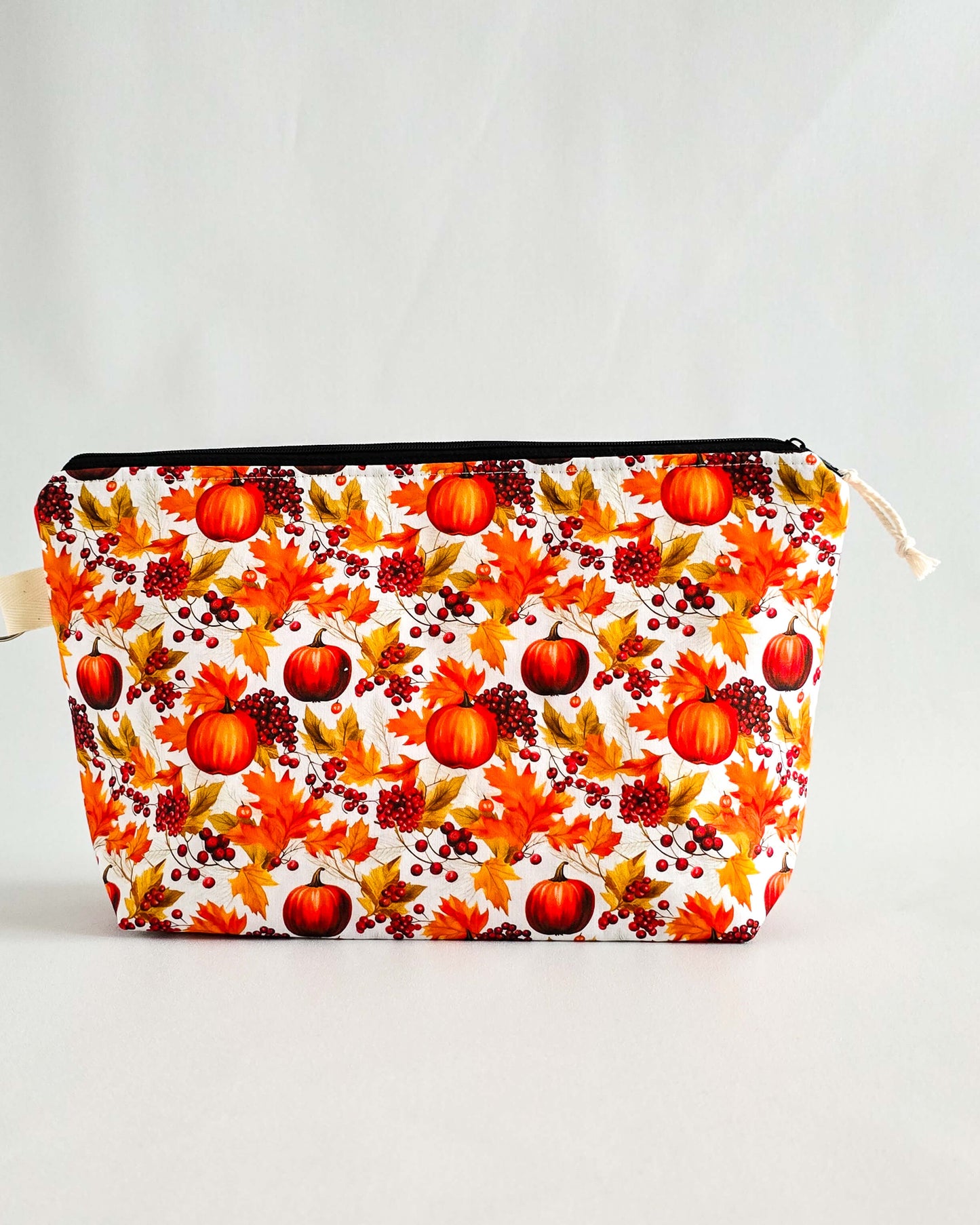 Isvind Bag Autumn Harvest – Projekttasche mit Kürbisdesign, handgenäht in Bayern von Nadelmikado