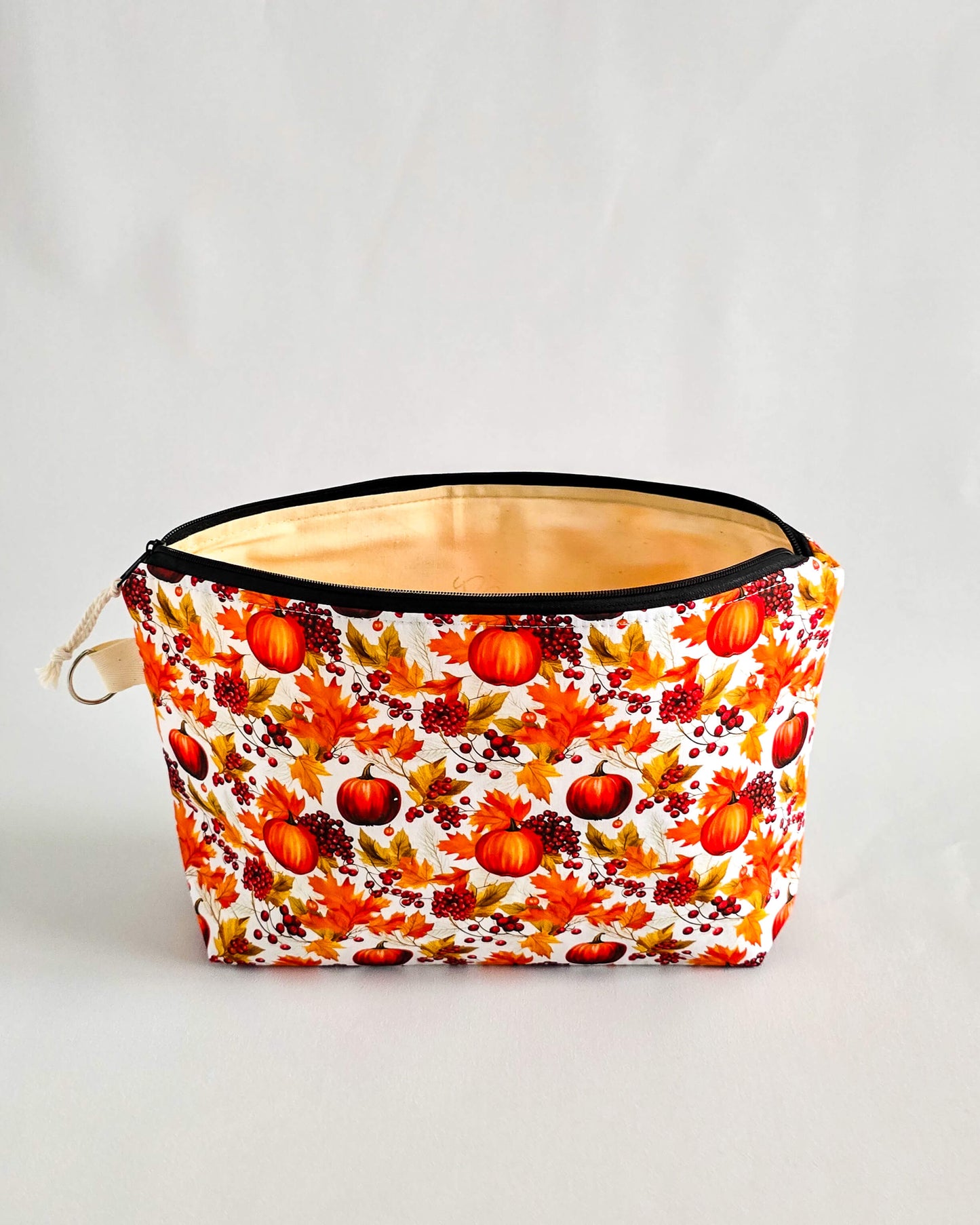 Isvind Bag Autumn Harvest – Projekttasche mit Kürbisdesign, handgenäht in Bayern von Nadelmikado