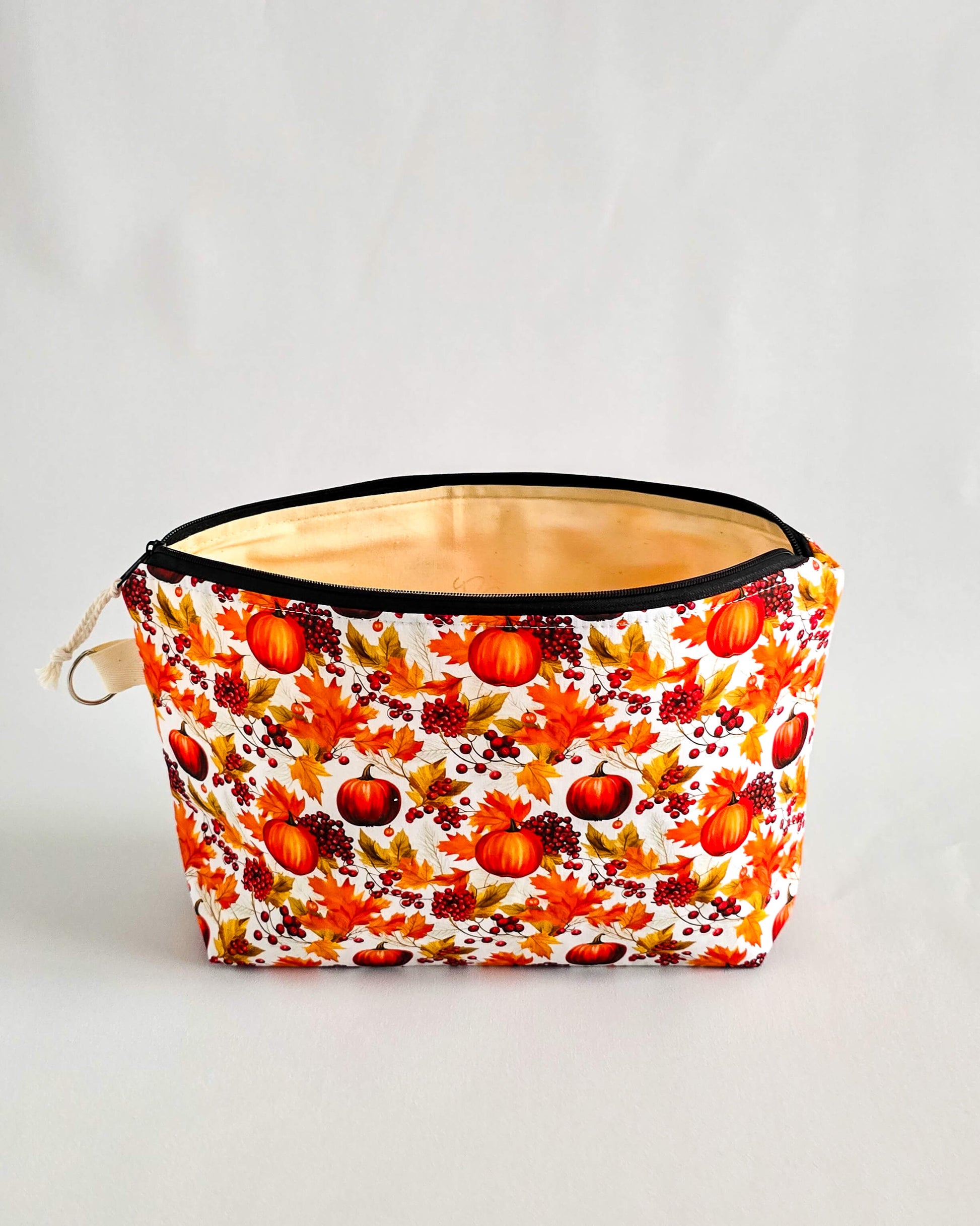 Isvind Bag Autumn Harvest – Projekttasche mit Kürbisdesign, handgenäht in Bayern von Nadelmikado