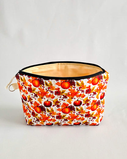 Isvind Bag Autumn Harvest – Projekttasche mit Kürbisdesign, handgenäht in Bayern von Nadelmikado